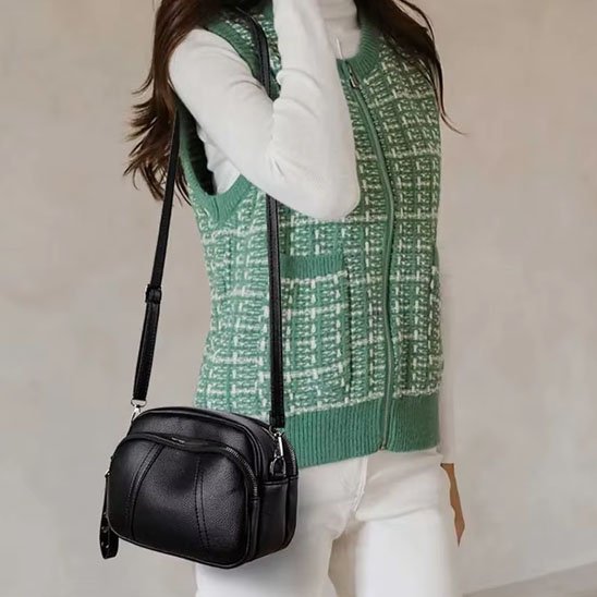 femme portant le sac bandouliere noir cuir veritable elegant