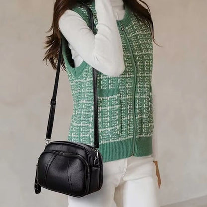 femme portant le sac bandouliere noir cuir veritable elegant